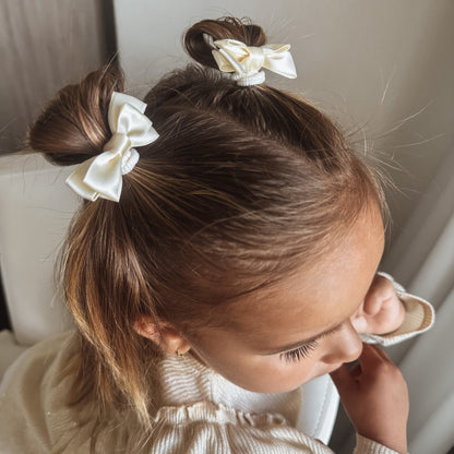 || Your Little Miss || Haarelastiek met dubbele strik - Ivory Satin